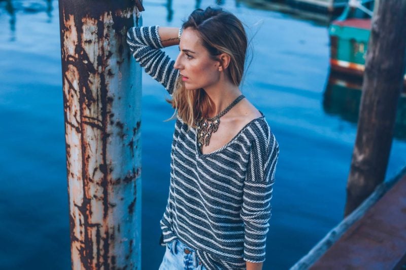 V-NECK SWEATER AND BOYFRIEND JEANS