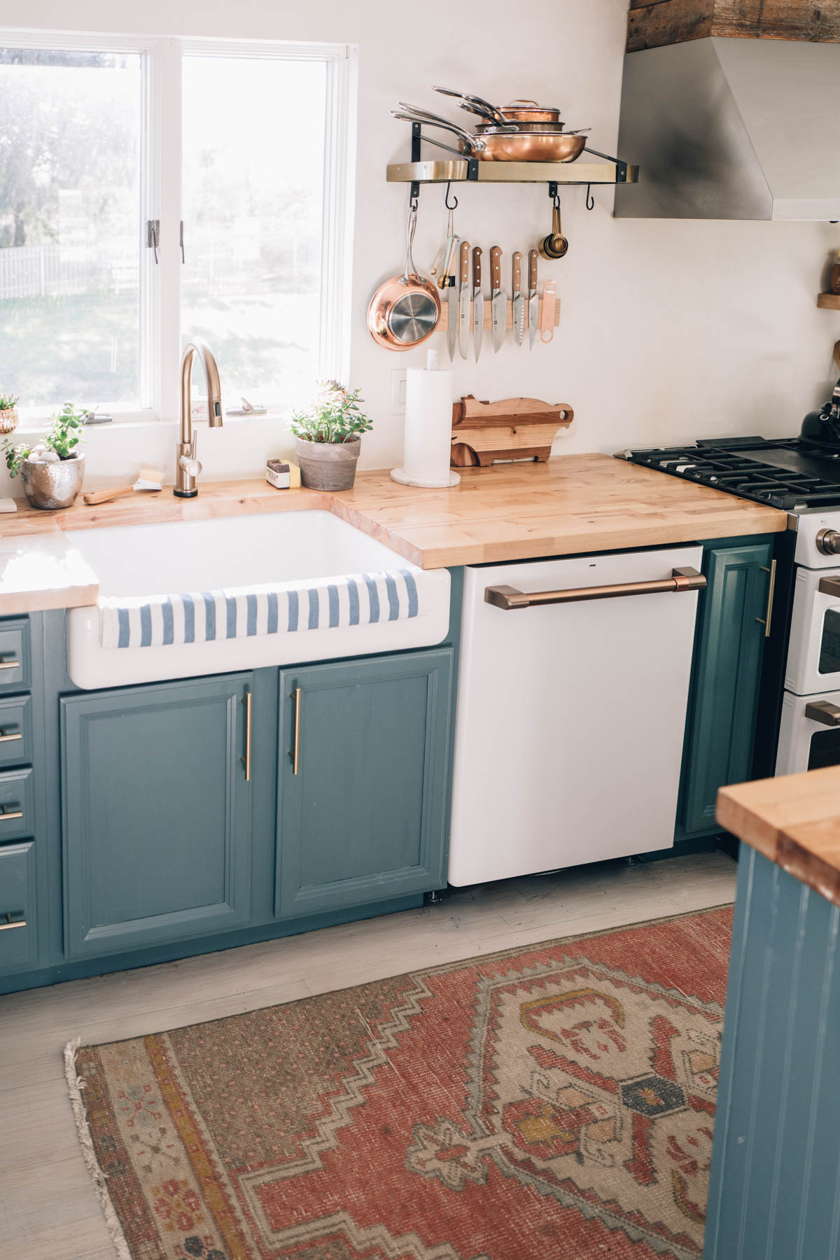 Cafe Appliance dishwashe Customize your kitchen design with the Cafe Appliance dishwasher in Matte White with Brushed Bronze Hardware